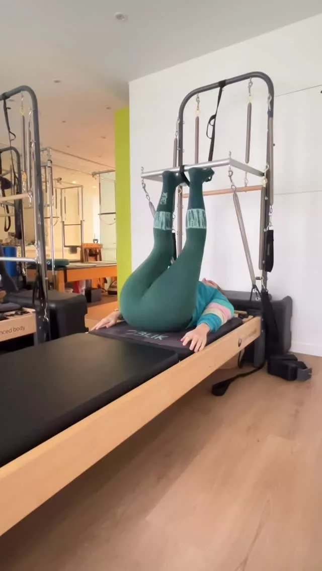 Quel bonheur de sentir son corps bouger dans cette période si intense qu’est le post-partum !

Pas d’objectif précis pour moi, juste mobiliser l’ensemble du corps, soulager les tensions (merci portage et allaitement 🤱) et faire le point avec mes ressentis : jusqu’où je peux aller aujourd’hui ? Est-ce que j’ai retrouvé un peu de force là ? De quoi j’ai envie ? Qu’est-ce qui me fait du bien ?

En réalité, ce devrait toujours être ces questions là qui nous accompagnent pendant les cours.

Et toi, comment tu abordes tes séances de Pilates et le rapport à ton corps ?

📍 @oblikparis 

#pilatesfr #pilates #pilateslife #prenatalworkout #postpartum #happymum #pilatesreformer #pilatesparis