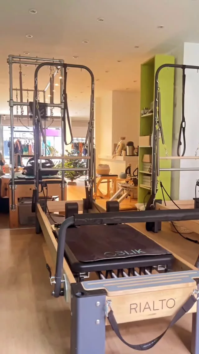 Reprendre les cours à 3 mois de post-partum ? Pas le plus simple mais j’avais hâte de pouvoir bouger et sentir mon corps à nouveau en action !

Ici un aperçu de ma dernière séance improvisée au studio @oblikparis avec un travail en douceur, en accord avec mon état post-partum et ma rééducation du périnée (non tous les exercices ne sont pas encore possibles à ce stade et c’est NORMAL!)

Mais quel bonheur de sentir ses muscles, de s’étirer (mon dos et mes épaules disent merci 🙏) et surtout de m’accorder un moment rien qu’à moi 🤸‍♀️ (même si je rentre fissa après les cours retrouver bébé 🥰)

Plaisir aussi de VOUS retrouver après ces longues semaines d’absence !

Justement je vous accueille ici au studio @oblikparis dans le 15e pour vos cours sur machines (reformer, chair et cadillac) pour vous accompagner dans le mouvement et vous faire du bien à vous aussi.
👇
• en cours privés (voir planning)
• en cours collectifs le lundi à 18h et 19h
• pré/postnatal possible sur machine
• massage corps et visage Kobido 

📅 lien en bio pour réserver !

À très vite !
Belle semaine 

👖👚🧦 @oblikparis 

#pilatesfr #pilates #pilateslife #vivrelepilates #postpartum #postnatal #pilatesparis #Paris #reformerworkout #pilatesworkout #pilatespostnatal