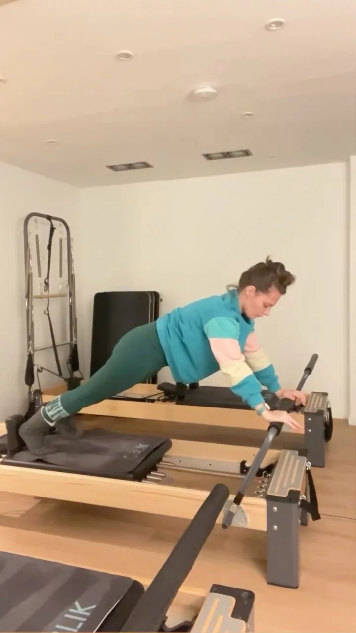 Dans ma quête de retrouver ma mobilité et un centre fort 💪 après la naissance, je mise sur le gainage. 

Rien de tel pour ça que quelques planches associées à des pikes et une mobilité d’épaule bien contrôlée !

Ça t’inspire ?

🤸‍♀️ si tu as besoin d’être guidée sur comment faire ou pour te motiver,

📞Contacte-moi en MP pour organiser un appel téléphonique gratuit pour faire le point sur tes besoins et voir comment je peux t’aider.

📍 Séances en petit groupe ou individuelles à Paris 15e et en Visio – infos dans la bio

#pilatespostnatal #mamanenforme #retrouversoncorps #pilatesparis #pilatespourmamans #postpartumhealing #pilates #pilatesfr #reformer #pilatesreformer  #workout #pilatesworkout #pilatesparis #pilatesfrance #bestrong #corestrengthening