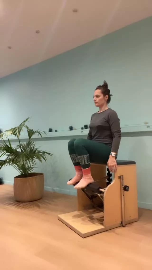 Longtime no see ! Retrouvailles avec la #wundachair aujourd’hui 💫 et un aperçu de la séance du jour.

Objectif : 
• jambes fortes🦵 
• mobilité des hanches 
• stabilité/ renfo du centre
• bras costauds 💪 

🤸‍♀️ si tu veux tester le travail sur chair, tu as besoin d’être guidée sur comment faire ou pour te motiver,

📞Contacte-moi en MP pour organiser un appel téléphonique gratuit pour faire le point sur tes besoins et voir comment je peux t’aider.

📍 Séances en petit groupe ou individuelles à Paris 15e et en Visio – infos dans la bio

#pilatesfr #pilatesworkout #pilates #legworkouts