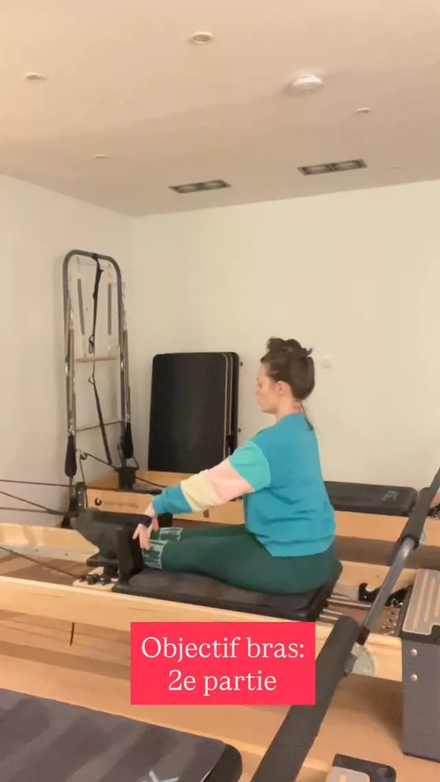 Allez on poursuit la série du moment avec pour objectif des bras forts 💪 car bébé ne s’allège pas😅

J’ai beau savoir ce qu’il faut faire pour bien utiliser des bras/ses épaules sans se blesser, le post-partum avec sa fatigue et sa part d’improvisation et d’imprévu a pas mal challengé mes petits bras costauds qui ne le sont d’ailleurs plus autant qu’avant 🙊 

La bonne nouvelle, c’est qu’avec juste quelques exercices réguliers et une conscience de chaque instant, j’arrive à récupérer de la force passée et surtout à soulager mes épaules (par ailleurs aussi mises à mal par le relâchement articulaire pendant la grossesse).

Le dos et surtout les trapèzes commencent aussi à souffler un peu 🙏 

Ici donc un aperçu de la routine du moment sur reformer avec sitting arms series.
Facilement faisable aussi au bureau (oui oui, pas d’excuses on a dit !)

Comme toujours, pas de reformer = pas de problème : on fait la même série avec des haltères légères, un élastique ou même à vide 👉 tant que tu y mets de l’intention et de la lenteur, il y aura du travail.

Écoute-toi et ton corps et n’hésite pas à faire de petits mouvements si tes épaules ne sont pas ok avec des grands gestes, tu travailleras tout autant, sinon mieux 😉

🤸‍♀️ si tu as besoin d’être guidée sur comment faire ou pour te motiver,

📞Contacte-moi en MP pour organiser un appel téléphonique gratuit pour faire le point sur tes besoins et voir comment je peux t’aider.

📍 Séances en petit groupe ou individuelles à Paris 15e et en Visio – infos dans la bio

#pilatespostnatal #mamanenforme #retrouversoncorps #pilatesparis #pilatespourmamans #postpartumhealing #pilates #pilatesfr #reformer #pilatesreformer  #workout #pilatesworkout #armworkouts #pilatesparis #pilatesfrance #bestrong