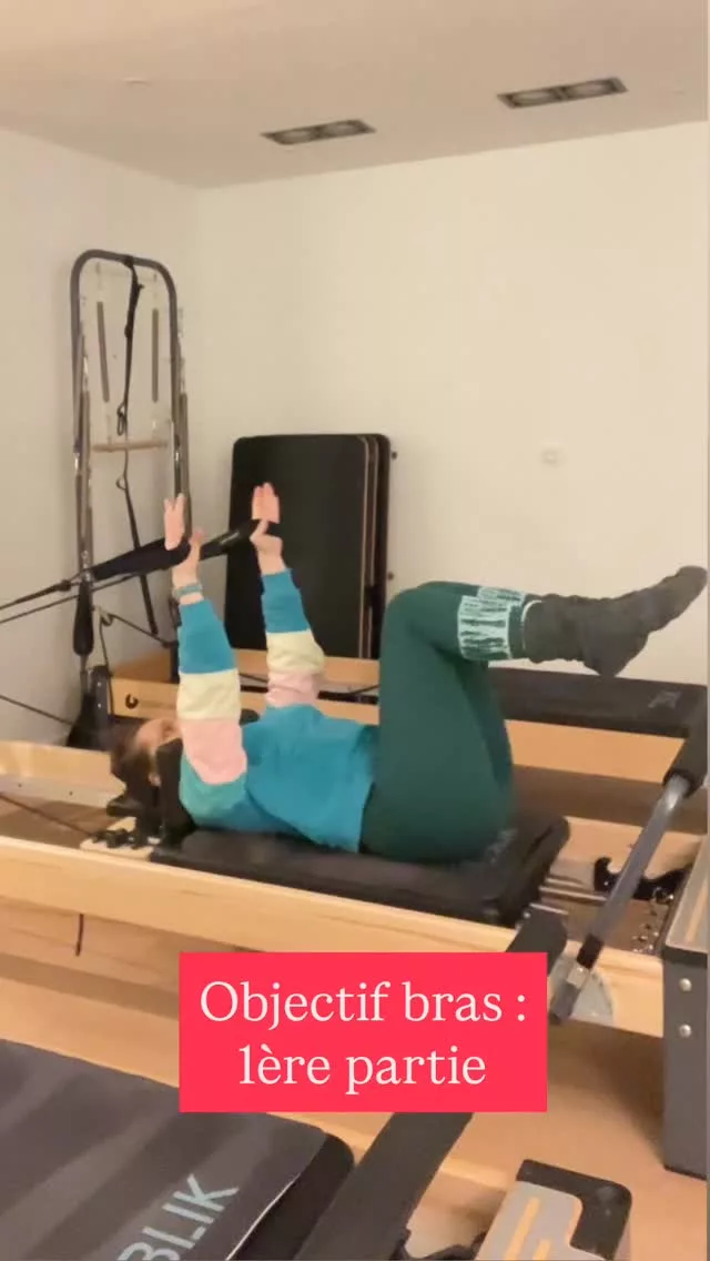 Objectif du moment : des bras forts 💪 (pour notamment encaisser les portages de bébé 😅)

Plus largement, des bras forts, c’est aussi s’assurer des épaules, un dos et des trapèzes moins douloureux car moins sollicités par compensation.

On commence donc avec la série pour bras sur le dos sur le reformer. 
Et vous me connaissez, pas de reformer = pas de problème : on fait la même série avec des haltères légères, un élastique ou même à vide 👉 tant que vous y mettez de l’intention et de la lenteur, il y aura du travail.

Écoutez vous et votre corps et n’hésitez pas à faire de petits mouvements si vos épaules ne sont pas ok avec des grands gestes, vous travaillerez tout autant, sinon mieux 😉

🤸‍♀️ si tu as besoin d’être guidée sur comment faire ou pour te motiver,

📞Contacte-moi en MP pour organiser un appel téléphonique gratuit pour faire le point sur tes besoins et voir comment je peux t’aider.

📍 Séances en petit groupe ou individuelles à Paris 15e et en Visio – infos dans la bio

#pilatespostnatal #mamanenforme #retrouversoncorps #pilatesparis #pilatespourmamans #postpartumhealing #pilates #pilatesfr #reformer #pilatesreformer  #workout #pilatesworkout #armworkouts #pilatesparis #pilatesfrance #bestrong